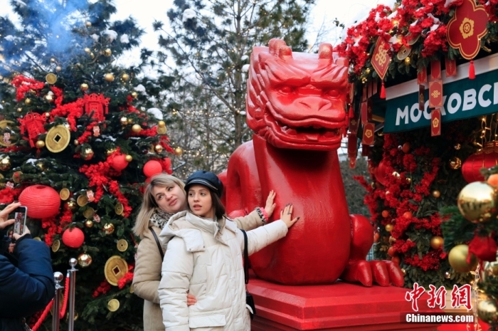 當(dāng)?shù)貢r(shí)間2月9日，中國農(nóng)歷新年慶祝活動(dòng)啟動(dòng)儀式在莫斯科市中心的卡梅爾格爾斯基巷舉行。中國駐俄大使張漢暉，俄羅斯外交部發(fā)言人扎哈羅娃，以及俄羅斯文化部和莫斯科市政府官員出席。慶?；顒?dòng)將持續(xù)至18日。圖為當(dāng)?shù)孛癖娫谔鼐S爾廣場與龍雕塑合影。