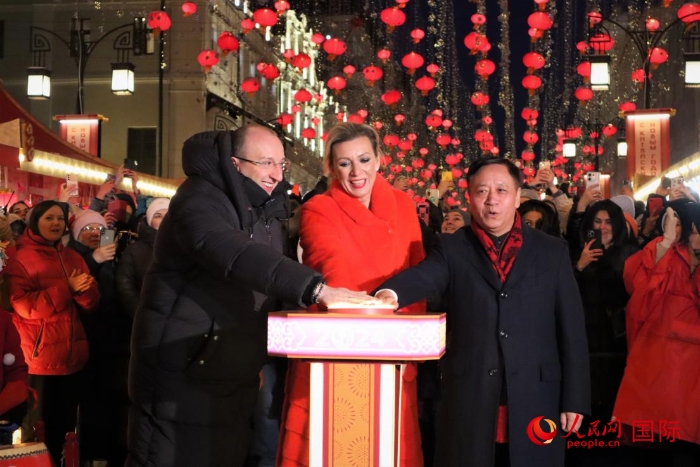張漢暉、扎哈羅娃、科茲洛夫（從右至左）共同按下活動啟動按鈕。于子恒攝