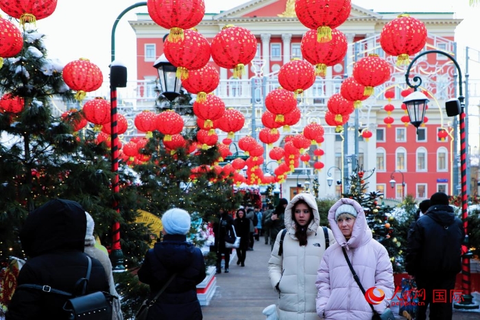 俄羅斯民眾在活動現(xiàn)場參觀游玩。人民網(wǎng)記者 隋鑫攝
