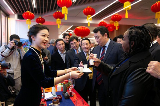 2月2日，人們?cè)谖挥谝獯罄_馬的聯(lián)合國(guó)糧農(nóng)組織總部體驗(yàn)中國(guó)茶藝。新華社記者李京攝