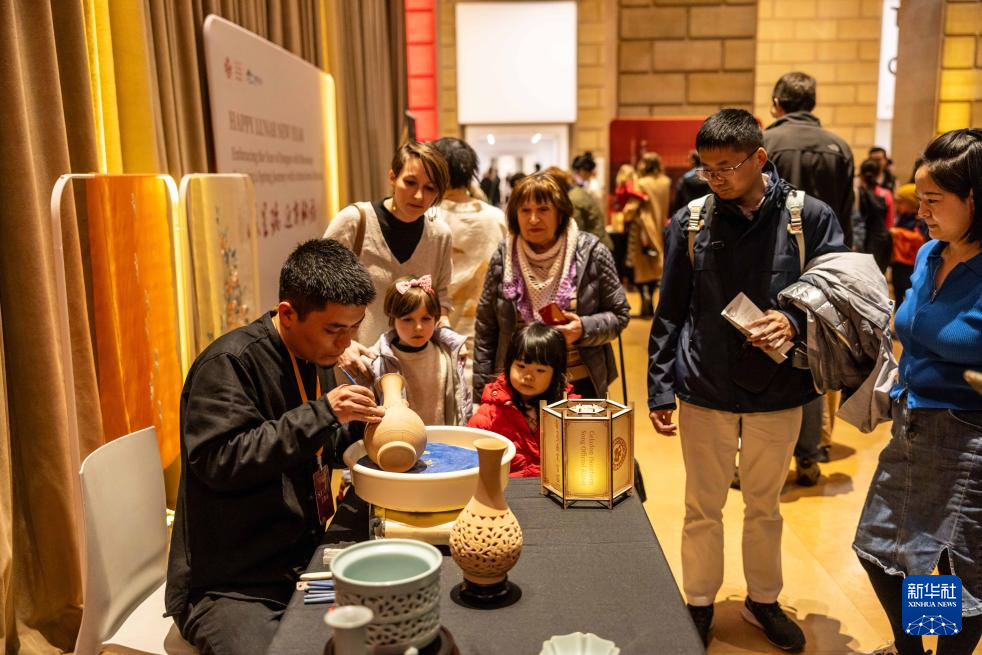 2月11日，參觀者在美國費城藝術(shù)博物館舉行的龍年迎新春活動上觀看瓷器制作。新華社發(fā)（周煥新攝）