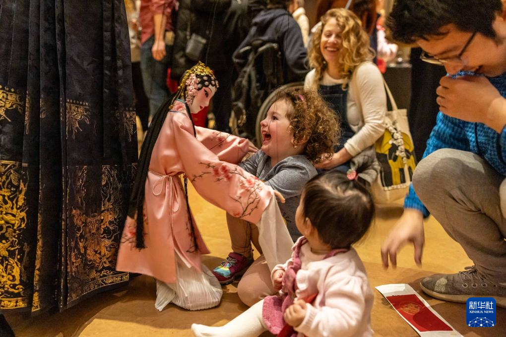 2月11日，孩子們在美國費城藝術(shù)博物館舉行的龍年迎新春活動上體驗?zāi)九紤颉Ｐ氯A社發(fā)（周煥新攝）