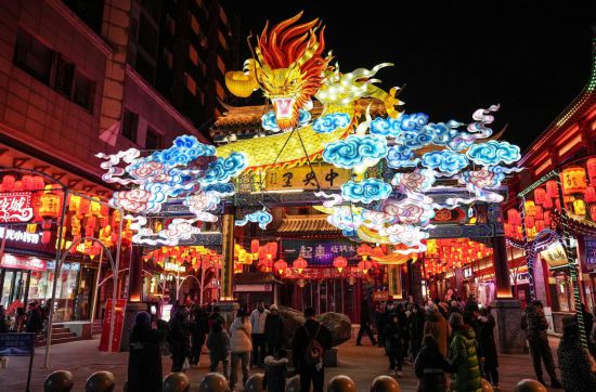 2月11日，游客在沈陽中街游覽。春節(jié)期間，各地?zé)艋痂?、火樹銀花，呈現(xiàn)出一幕幕流光溢彩的視覺盛宴。（新華社記者潘昱龍攝）