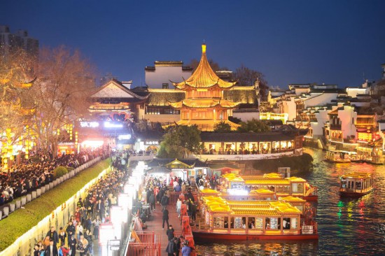 2月14日，游客在南京夫子廟景區(qū)賞燈游玩。（新華社發(fā)，蘇陽攝）