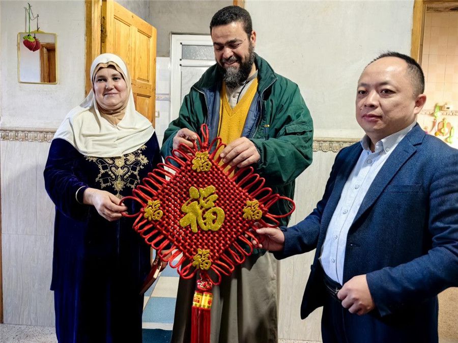 中國醫(yī)生向穆罕默德贈送中國新春福字。中國第28批援阿爾及利亞醫(yī)療隊塞地夫分隊供圖