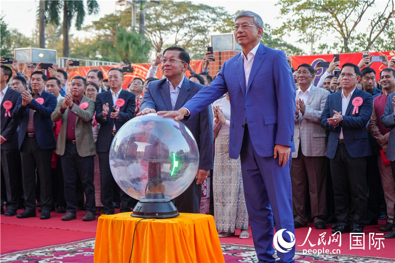 敏昂萊主席和陳海大使在中方援建和改造升級的仰光杜溫納國家體育館前共同按亮水晶球，啟動“錦繡唐人街”新春慶典-人民網(wǎng)記者謝佳君攝