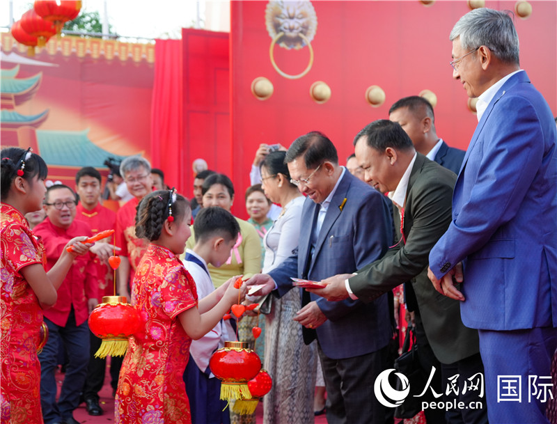 在活動現(xiàn)場，敏昂萊主席夫婦根據(jù)當(dāng)?shù)貍鹘y(tǒng)向兒童送祝福1-人民網(wǎng)記者謝佳君攝