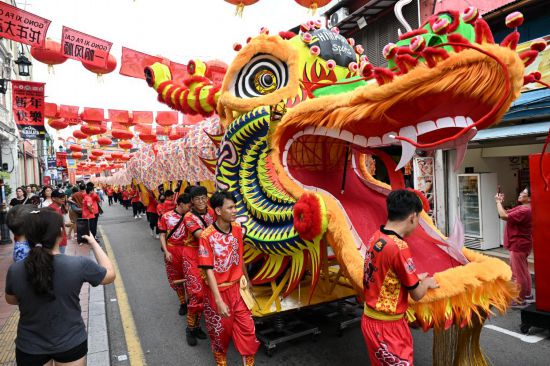 2月1日，由馬來西亞和中國的100多名青少年組成的舞龍隊在馬來西亞馬六甲市雞場街上共舞一條近200米的“長龍”。這是活動現(xiàn)場的“長龍”。新華社記者程一恒攝
