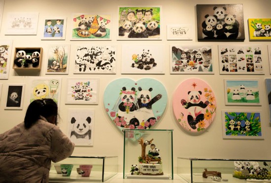2月20日，一位小朋友在看“福寶”家族的創(chuàng)意作品。新華社記者姚琪琳攝