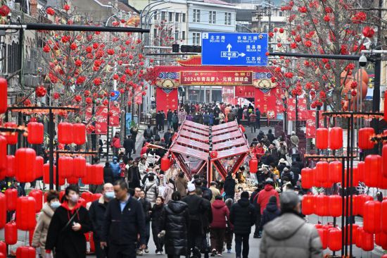 2024年2月18日，游客在2024年青島蘿卜·元宵·糖球會(huì)上消費(fèi)、游玩。新華社記者李紫恒攝