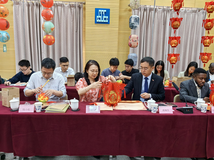 燈籠文化交流活動(dòng)現(xiàn)場(chǎng)。中建國(guó)際中西非公司供圖