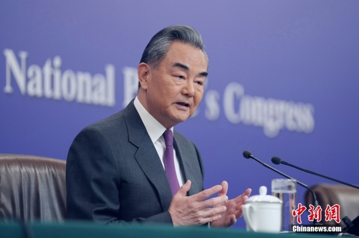 3月7日，十四屆全國人大二次會議在北京舉行記者會，中共中央政治局委員、外交部長王毅就中國外交政策和對外關(guān)系相關(guān)問題回答中外記者提問。<a target='_blank' href='/'><p  align=