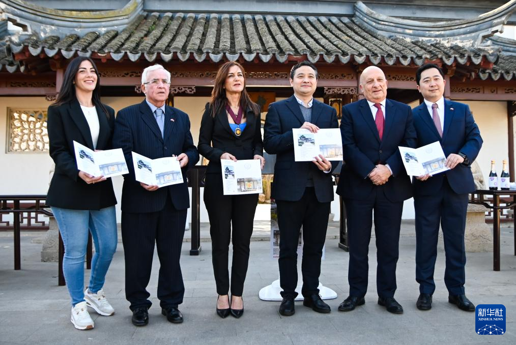 3月6日，嘉賓出席在馬耳他桑塔露琪亞市舉行的中國生肖郵票發(fā)行儀式。新華社發(fā)（喬納森·博格攝）