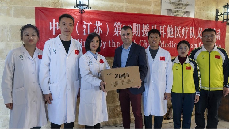 醫(yī)療隊向森格萊爾市捐贈藥膏。中國（江蘇）第19期援馬耳他醫(yī)療隊供圖