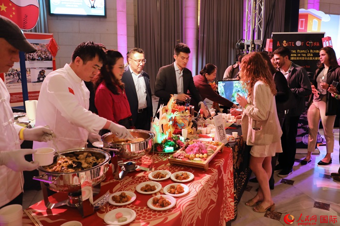 使館工作人員詳細(xì)為現(xiàn)場(chǎng)美食家和來賓講解菜品色香味特點(diǎn)、原料特色、烹制手法及其中蘊(yùn)含的中華美食文化。人民網(wǎng)記者 李志偉攝