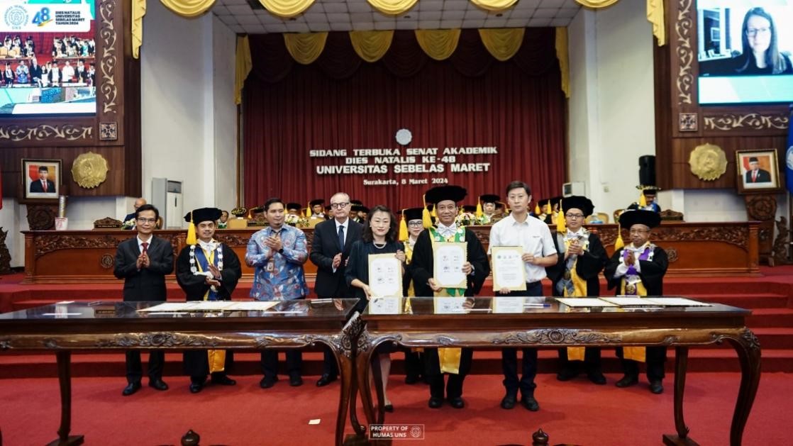西華大學(xué)、三一一大學(xué)、印尼鋰源新材料有限公司、四川鋰源新能源有限公司四方共同簽署國際合作協(xié)議。印尼三一一大學(xué)孔子學(xué)院供圖