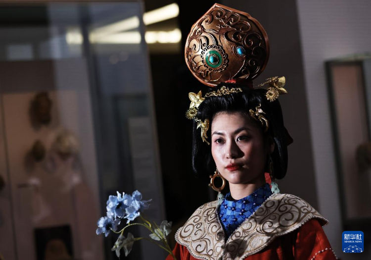 3月13日，在位于法國(guó)巴黎的吉美國(guó)立亞洲藝術(shù)博物館，模特展示敦煌復(fù)原服飾。新華社記者 高靜 攝