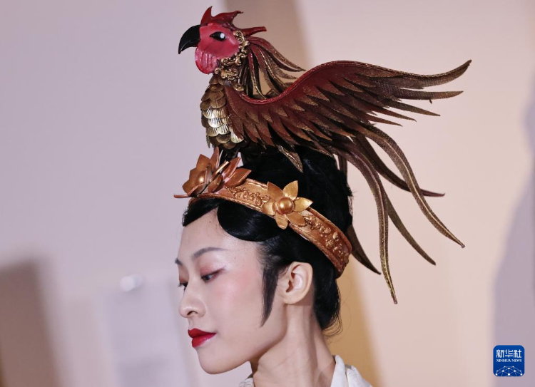 3月13日，在位于法國(guó)巴黎的吉美國(guó)立亞洲藝術(shù)博物館，模特展示敦煌復(fù)原服飾。新華社記者 高靜 攝