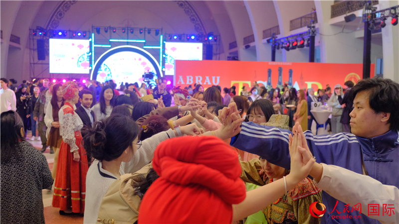 中俄觀眾在現(xiàn)場(chǎng)參與俄羅斯民俗互動(dòng)游戲。人民網(wǎng) 褚夢(mèng)琦攝