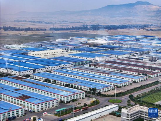 這是2023年11月3日在埃塞俄比亞杜凱姆市拍攝的東方工業(yè)園（無人機照片）。 新華社發(fā)（東方工業(yè)園供圖）