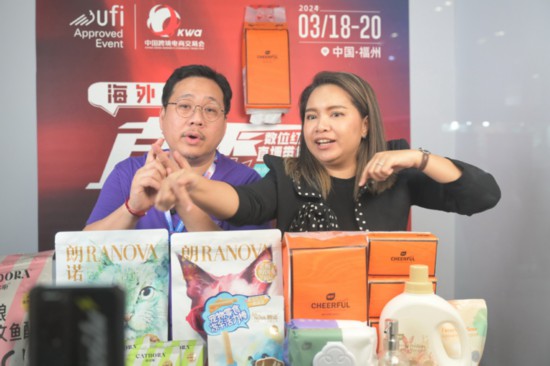 3月19日，泰國主播在第四屆中國跨境電商交易會(huì)現(xiàn)場直播帶貨。圖片來源：新華社