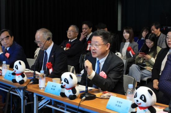 圖為四川省文化和旅游廳廳長戴允康向日本友人介紹四川旅游資源。（中國駐東京旅游辦事處供圖）