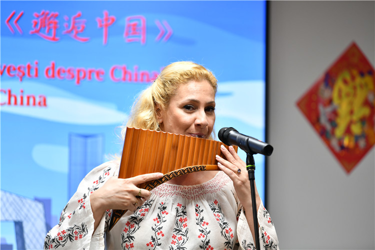 喬治亞娜·帕納演奏排簫。 布加勒斯特中國文化中心供圖。