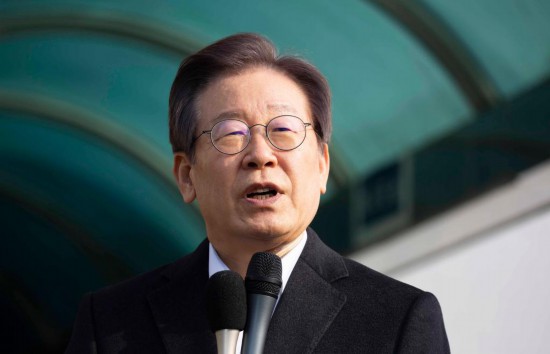 1月10日，韓國最大在野黨黨首李在明從首爾大學醫(yī)院出院時發(fā)表講話。新華社發(fā)（全休相攝）