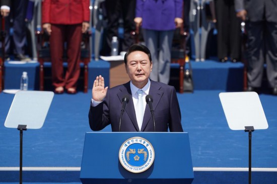 2022年5月10日，在韓國首爾，尹錫悅出席總統(tǒng)宣誓就職儀式。新華社發(fā)（李相浩攝）