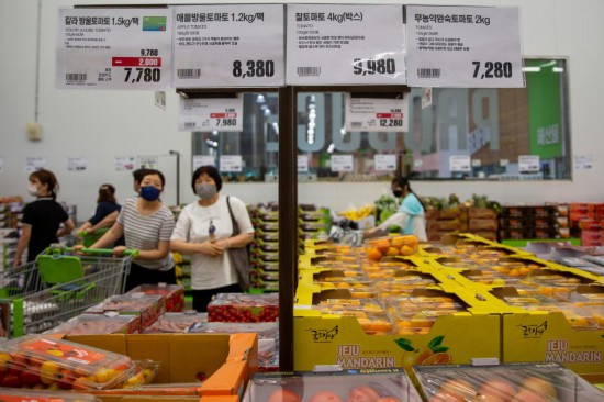 2022年7月9日，人們在韓國高陽市一家超市水果區(qū)購物。新華社記者王益亮攝