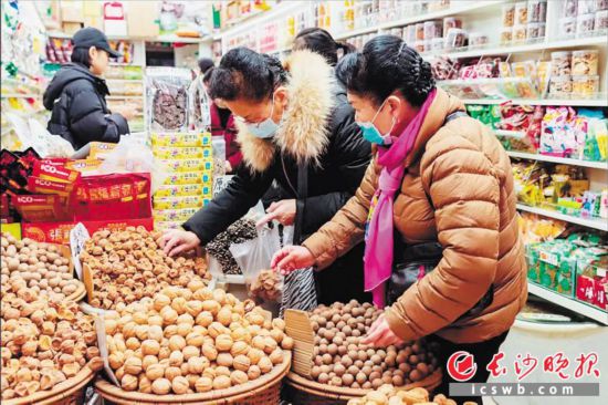 　　在長(zhǎng)沙南門口菜市場(chǎng)附近的一家炒貨店內(nèi)，市民正在選購(gòu)年貨。　　長(zhǎng)沙晚報(bào)全媒體記者 范宏歡 攝