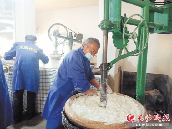　　作坊里工人正在進(jìn)行粉絲生產(chǎn)。受訪者供圖