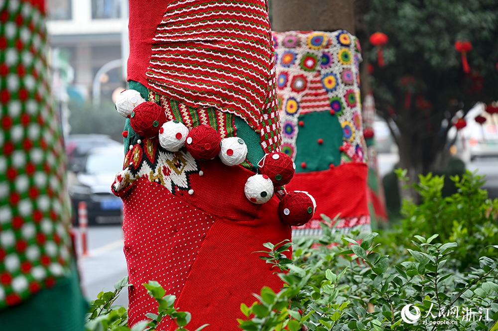 杭州市拱墅區(qū)獅虎橋路上的行道樹“穿”上了新裝。人民網(wǎng) 葉賓得攝