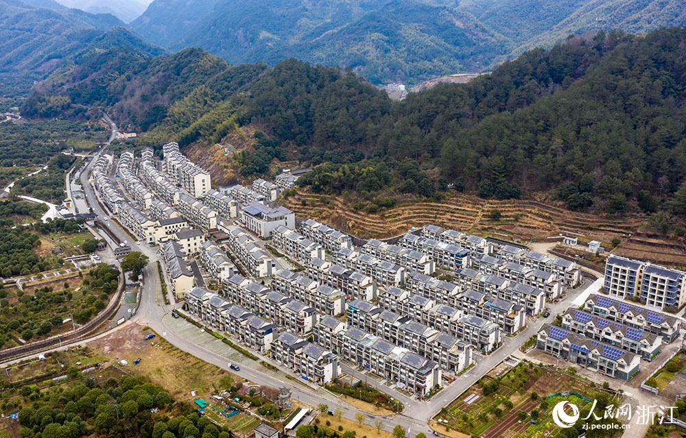 近日，航拍寧波市海曙區(qū)龍觀鄉(xiāng)李岙村屋頂光伏項目。人民網 章勇濤攝