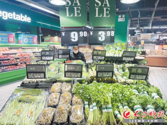 　　家樂福芙蓉廣場店，市民在選購春菜。
