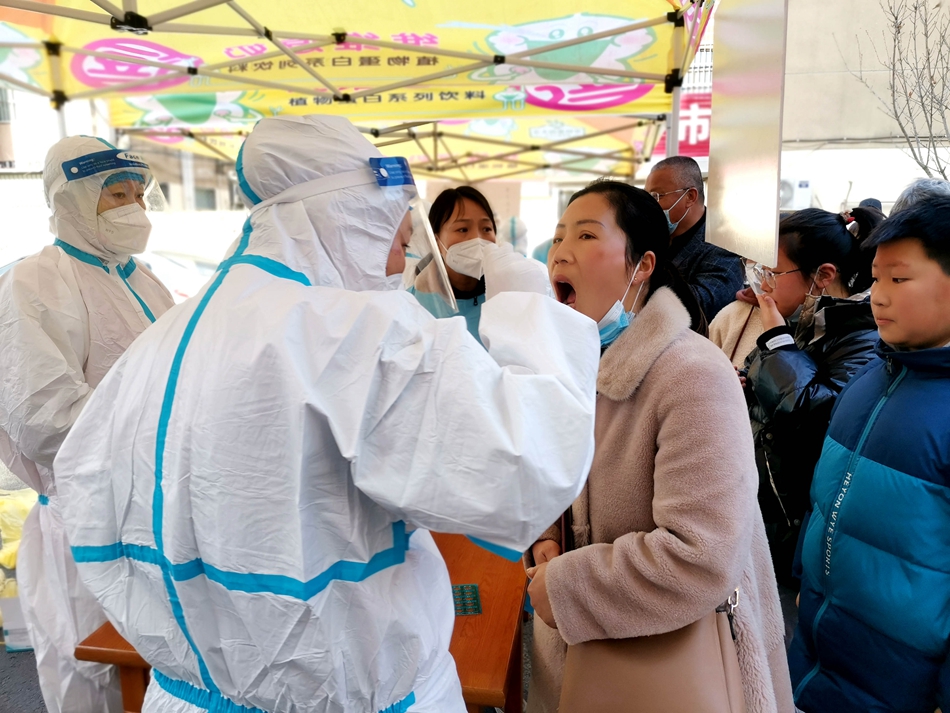 連云港贛榆區(qū)抽調(diào)近500名醫(yī)務(wù)人員開展核酸檢測。朱代桂攝