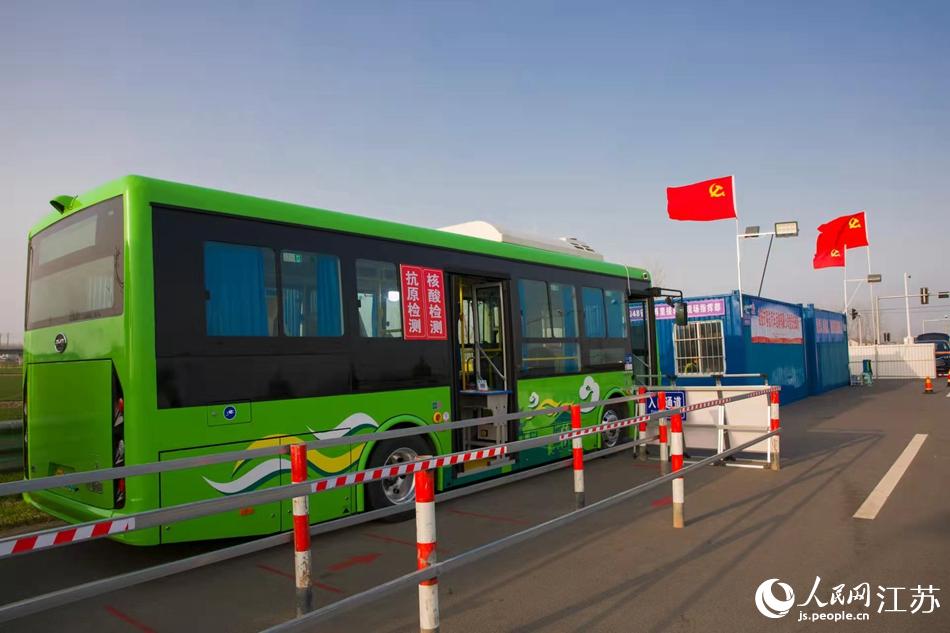 淮安市客總汽車運輸有限公司調(diào)集兩部車況最佳“核酸采樣流動車”，組建黨員“先鋒崗”。紀(jì)星名攝