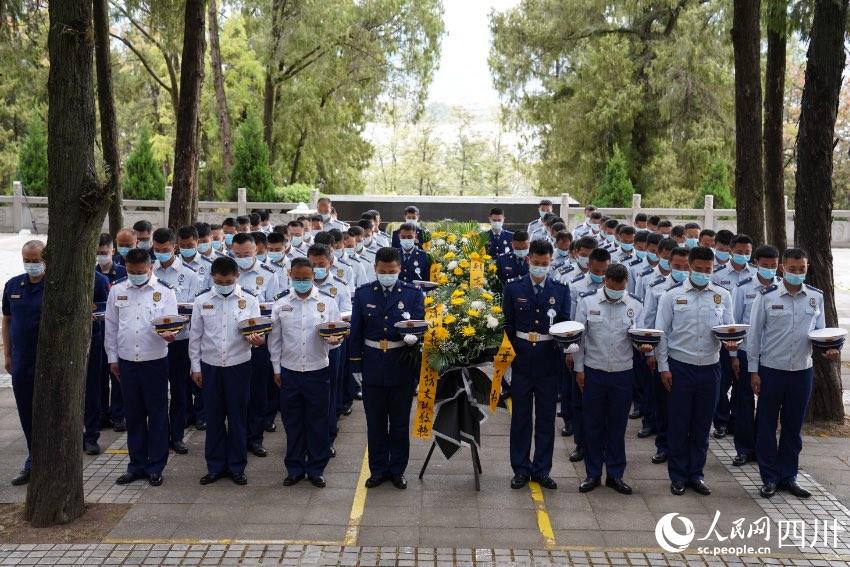 涼山州森林消防支隊駐西昌全體消防救援人員一同前往西昌市烈士陵園舉行紀念活動。樊文淵攝