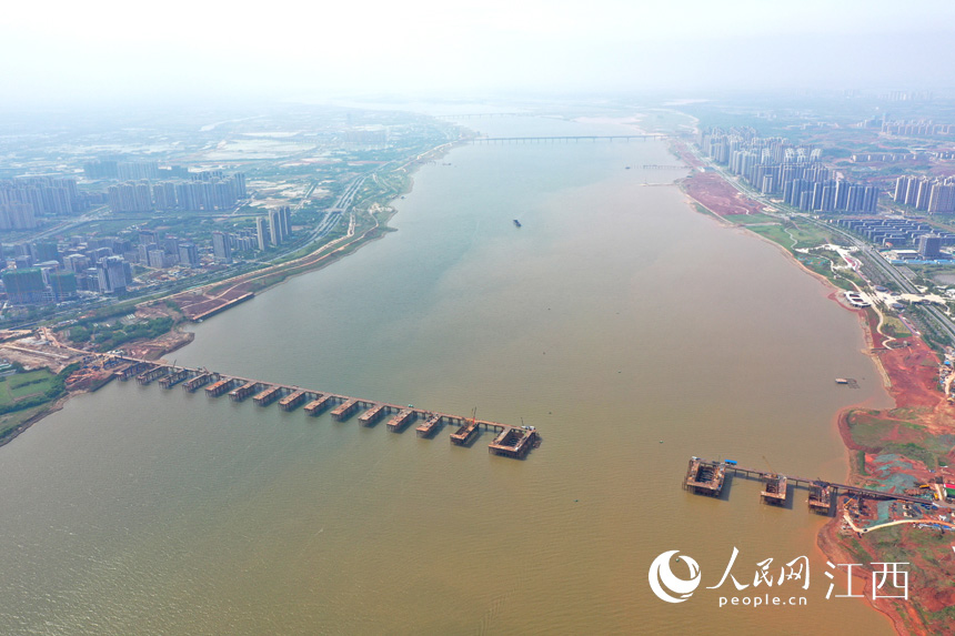 航拍九龍湖過江大橋，該橋是南昌第七座跨贛江通道。 人民網(wǎng) 時雨攝