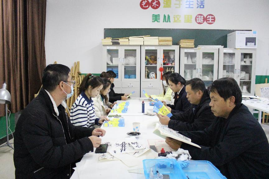 河北省臨西縣人民檢察院未檢檢察官在臨西縣第二小學為家長講解家庭教育促進法。 孫國月攝