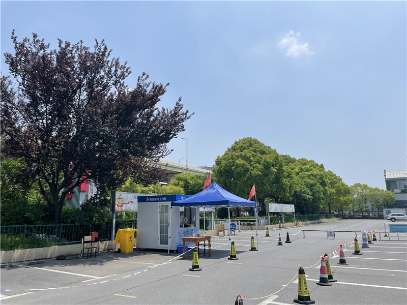 常態(tài)化“核酸采樣工作站”亮相上海街頭。龔昱攝