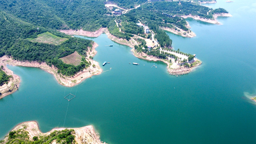 河南洛陽市孟津區(qū)境內(nèi)的黃河小浪底風(fēng)景區(qū)黃鹿山景點風(fēng)光。黃政偉攝