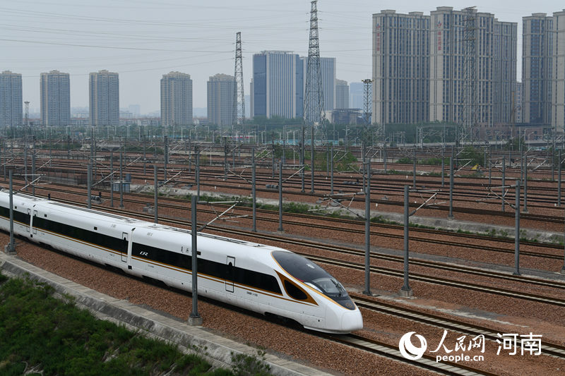 列車駛出站臺。人民網(wǎng) 霍亞平攝