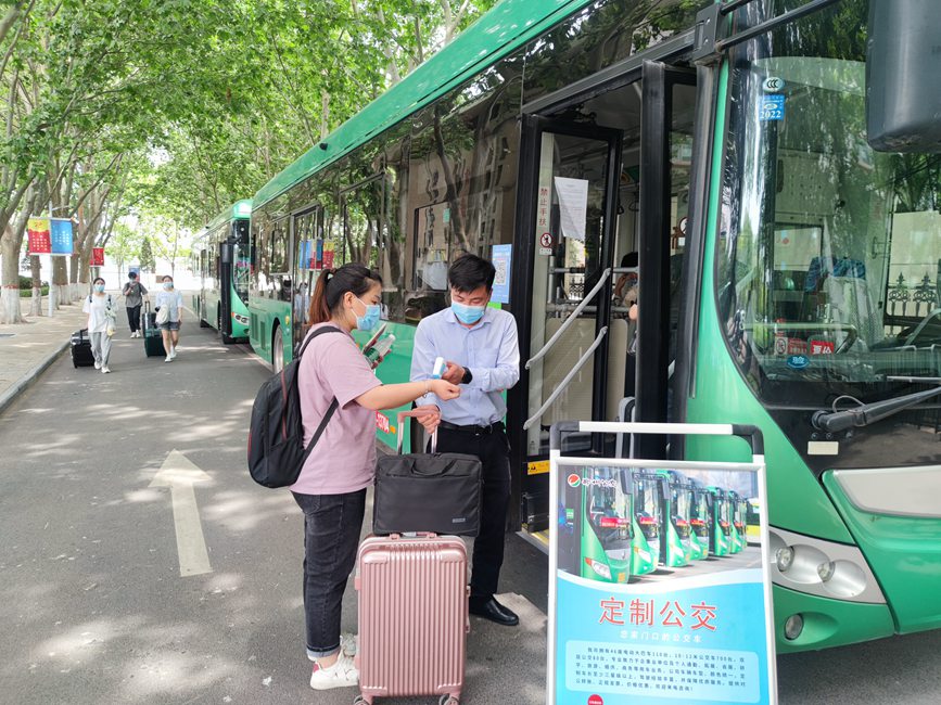 公交車(chē)從校園宿舍樓下出發(fā)，直達(dá)鄭州火車(chē)站和鄭州東站。崔晨攝