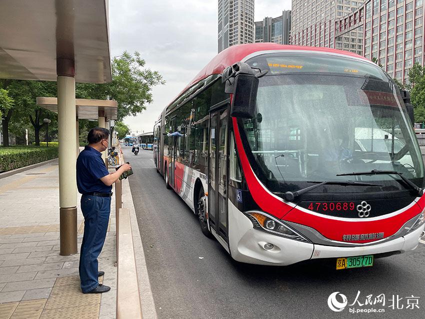 北京1路公交車(chē)駛進(jìn)八王墳西站，此前各路公交經(jīng)過(guò)該站時(shí)均甩站通過(guò)，今起該站回復(fù)正常上下客。人民網(wǎng) 尹星云攝