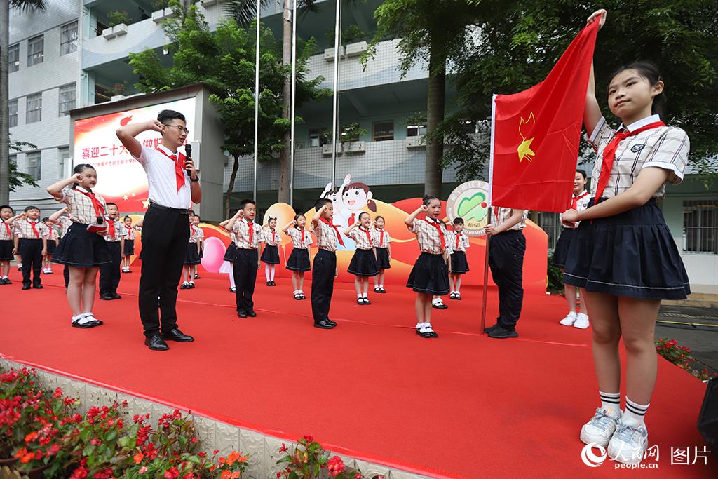 5月31日，在廣西壯族自治區(qū)南寧市民主路小學，學校大隊輔導員帶領少先隊員呼號。人民網(wǎng)記者 嚴立政攝