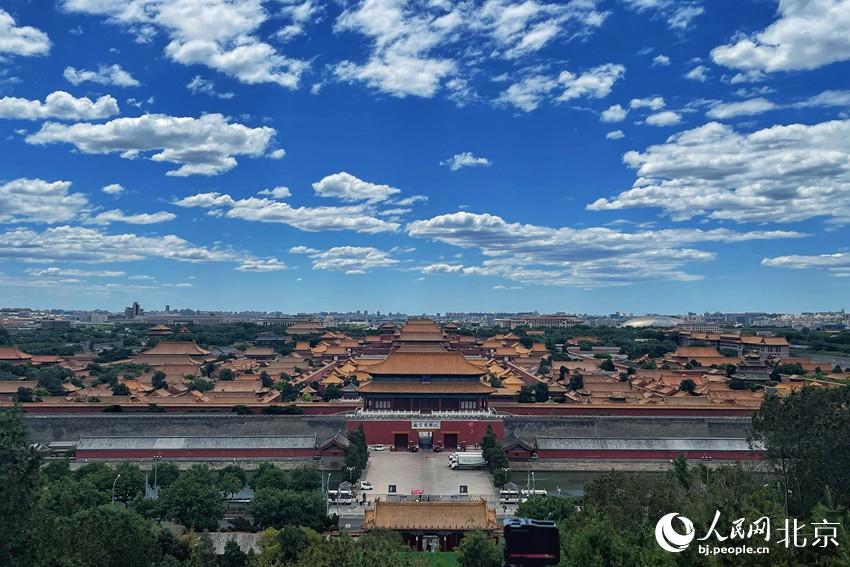 北京再現(xiàn)“高顏值”藍(lán)天白云。 人民網(wǎng) 池夢(mèng)蕊攝