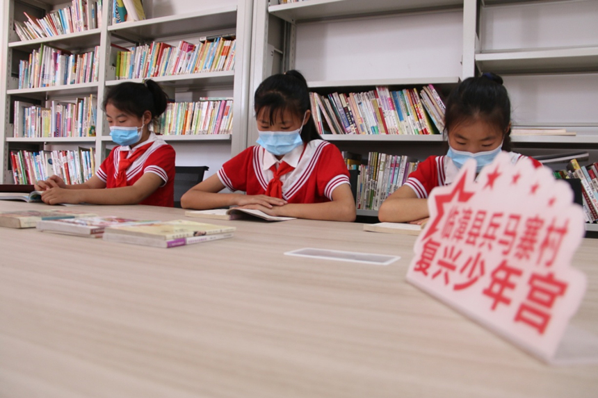 河北省臨漳縣柏鶴集鄉(xiāng)兵馬寨村復興少年宮，孩子們在閱覽室讀書。 申志好攝