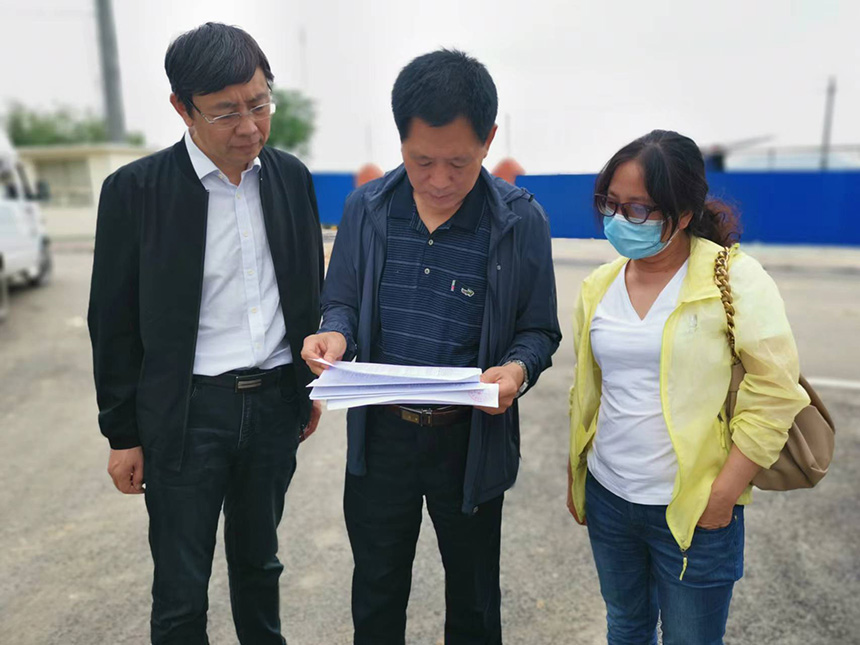 國情調查核查組專家對司家營鐵礦生產臺賬等進行檢查。袁海波攝