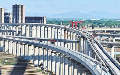 6月7日，工人在唐山市高新技術(shù)開發(fā)區(qū)境內(nèi)的京唐城際鐵路建設(shè)工地施工（無人機(jī)照片）。 新華社記者 楊世堯攝